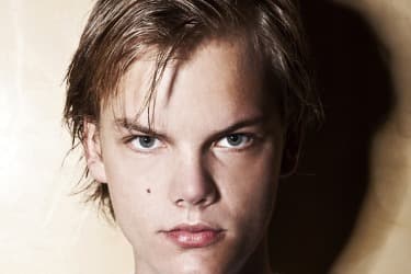 El famoso DJ sueco Tim Bergling, mejor conocido como Avicii, falleció el viernes 20 de abril de 2018, a la edad de 28 años.