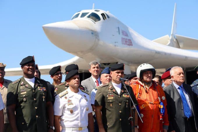 El ministro de Defensa de Venezuela, Padrino López, habla con la prensa luego de recibir a los militares rusos junto con dos bombarderos rusos Tupolov 160 en diciembre 2018.