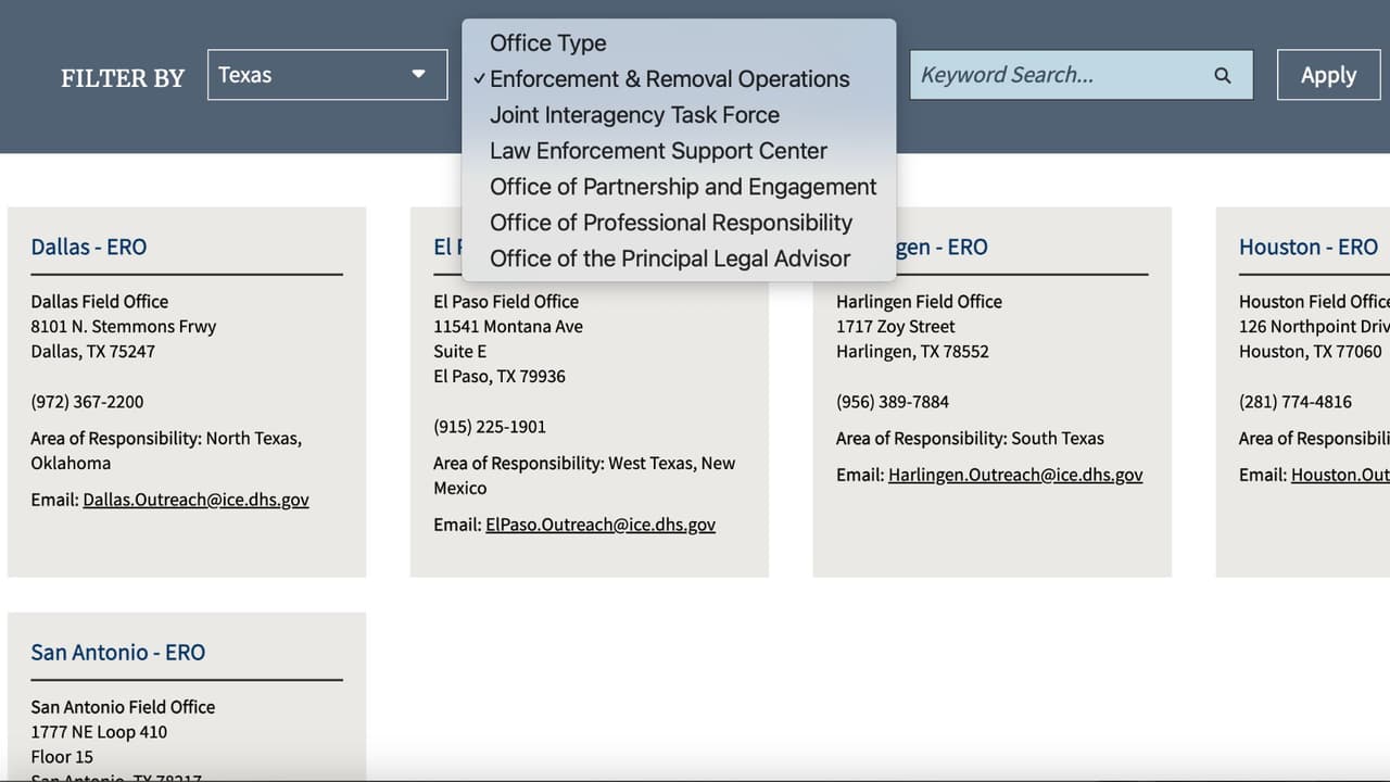 Para encontrar la oficina local de ICE, 
<a href="https://www.ice.gov/contact/field-offices" target="_blank">entra a este enlace</a>. Ahí puedes seleccionar el estado donde la persona fue detenida y qué tipo de oficina necesitas. Por ejemplo, 
<b>hay oficinas que tienen la función de operaciones de deportaciones</b>, que es la primera opción que aparece.
<br>
<br>Cuando encuentres la oficina local, puedes llamar por teléfono o escribirles un correo electrónico.