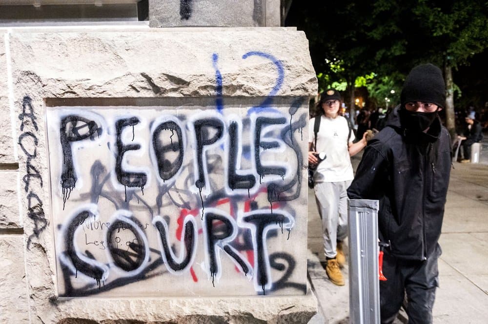 En la madrugada del lunes se registró nuevamente un choque entre los manifestantes y las fuerzas federales en las afueras del palacio de justicia en Portland, incluyendo un pequeño incendio fuera del edificio y gas lacrimógeno desplegado para dispersar a la multitud. La gobernadora del estado, Kate Brown, dijo el pasado viernes que el presidente Trump “busca un enfrentamiento en Oregon con la esperanza de ganar puntos políticos en Ohio o Iowa”.