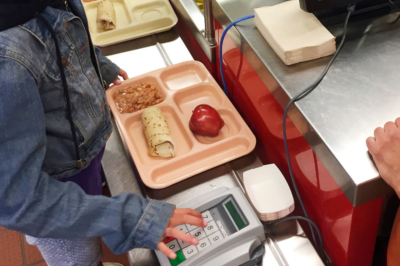 Hombre de Florida se convierte en héroe al pagar las deudas de alimentación de los estudiantes de su ciudad