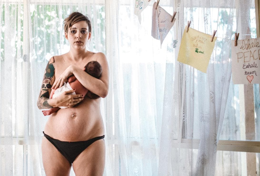 Fotografiar el embarazo, el momento del nacimiento y todo lo que ocurre después de que el bebé llega a casa es un arte, como prueban 
<a href="https://www.univision.com/noticias/embarazo/sangre-dolor-cansancio-y-ternura-las-20-mejores-fotos-de-partos-y-postpartos-fotos">las instantáneas ganadoras del concurso 'Birth Becomes Her'</a>.