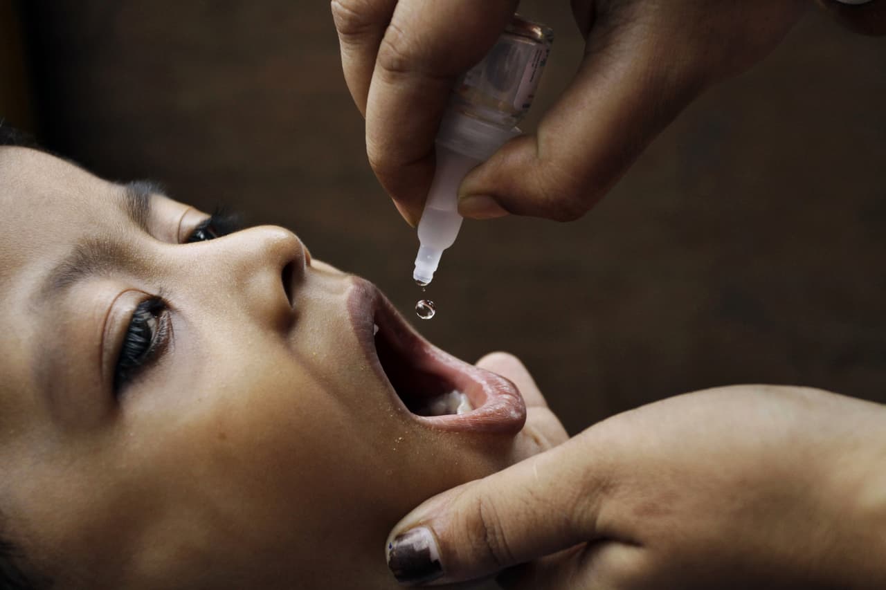 “Es importante que, si las personas adultas tienen la manera de recuperar sus récords de vacunación, o si recuerdan haber recibido la vacuna de la polio, no deben de preocuparse. Esta vacuna es generalmente aplicada por medio de gotitas en la boca”, comentó el especialista.