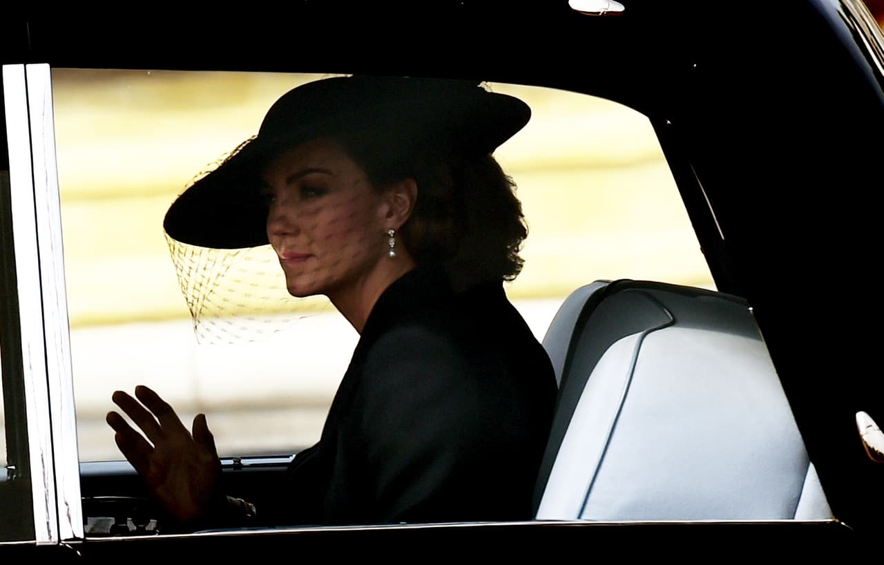 Según Page Six, fueron las mismas piezas de perlas y diamantes que llevó al 
<b><a href="https://www.univision.com/famosos/principe-harry-llego-funeral-principe-philip" target="_blank">funeral del príncipe Philip</a></b>, esposo de la monarca, en abril de 2021.
<br>