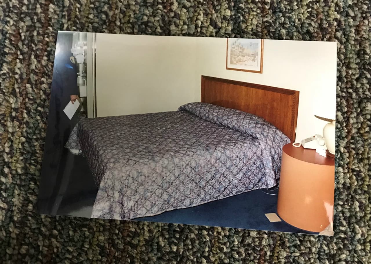 La cama de la habitación 158 quedó hecha y sin arrugas, pese a que Saldívar señaló en su confesión que en algún momento de la pelea Selena tiró sobre ella los archivos de su maletín o cartera. Ahí fue que la asesina tomó el revólver, que había comprado hace dos semanas, de la cartera.