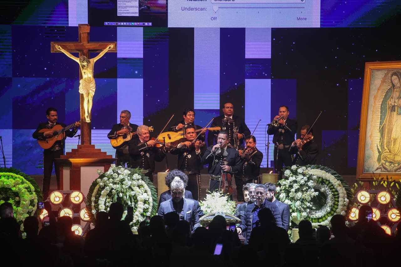 Un mariachi también acompañó al féretro con los restos de Fernandez durante la ceremonia el domingo.