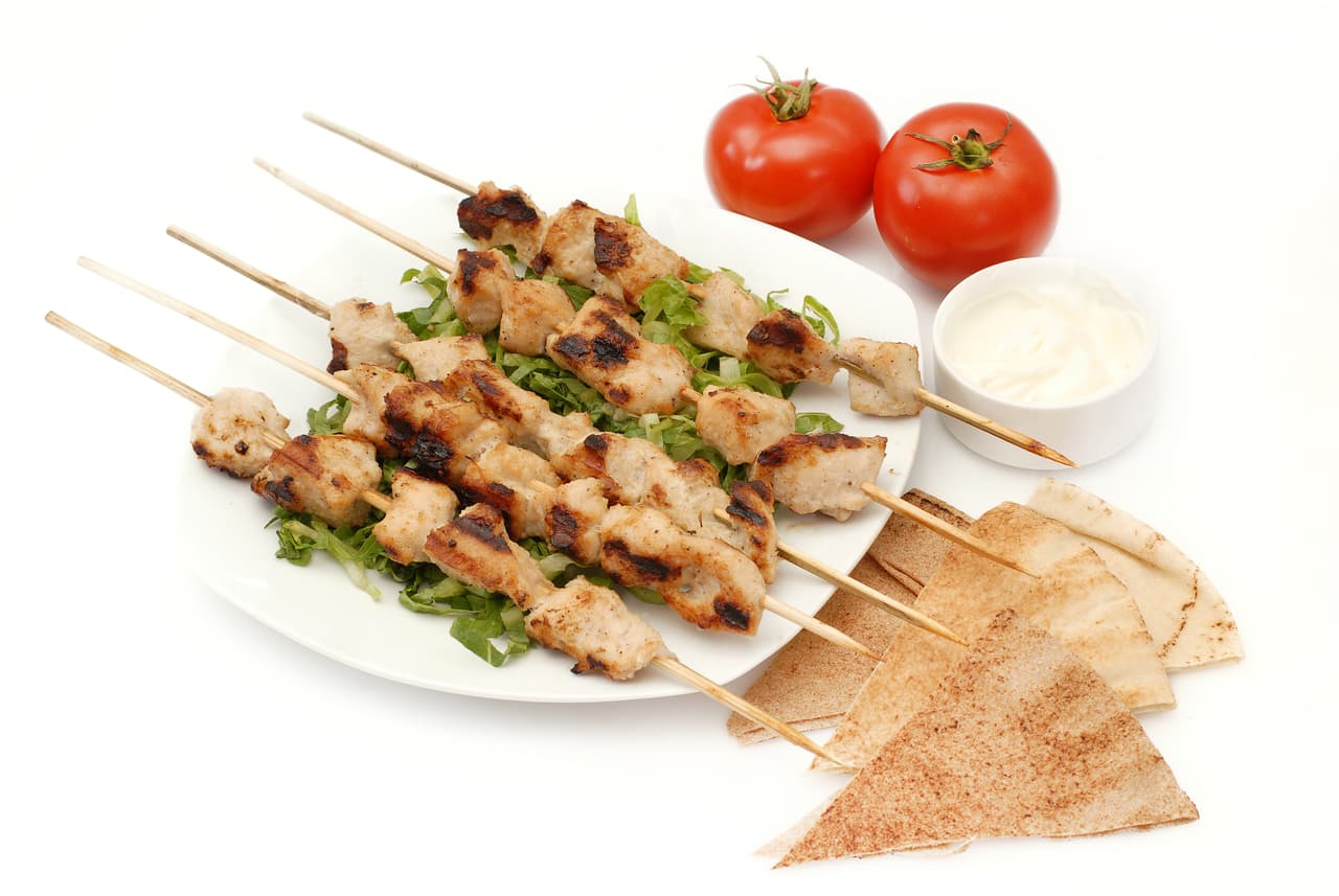 <b>Evita la piel. </b>La piel del pollo (y otras carnes) es la parte más grasa del alimento. Una pechuga de pollo al horno, por ejemplo, cuenta por unas 140 calorías. La 
<a href="http://nutritiondata.self.com/facts/poultry-products/699/2">misma pieza con piel</a> suma 193.