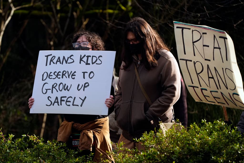 Juez federal pausa orden de Trump para frenar apoyos a hospitales que ofrecen tratamientos de transición de género para adolescentes 