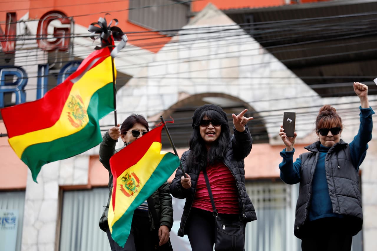 Un grupo de manifestantes celebra la salida de Morales de la presidencia en La Paz.