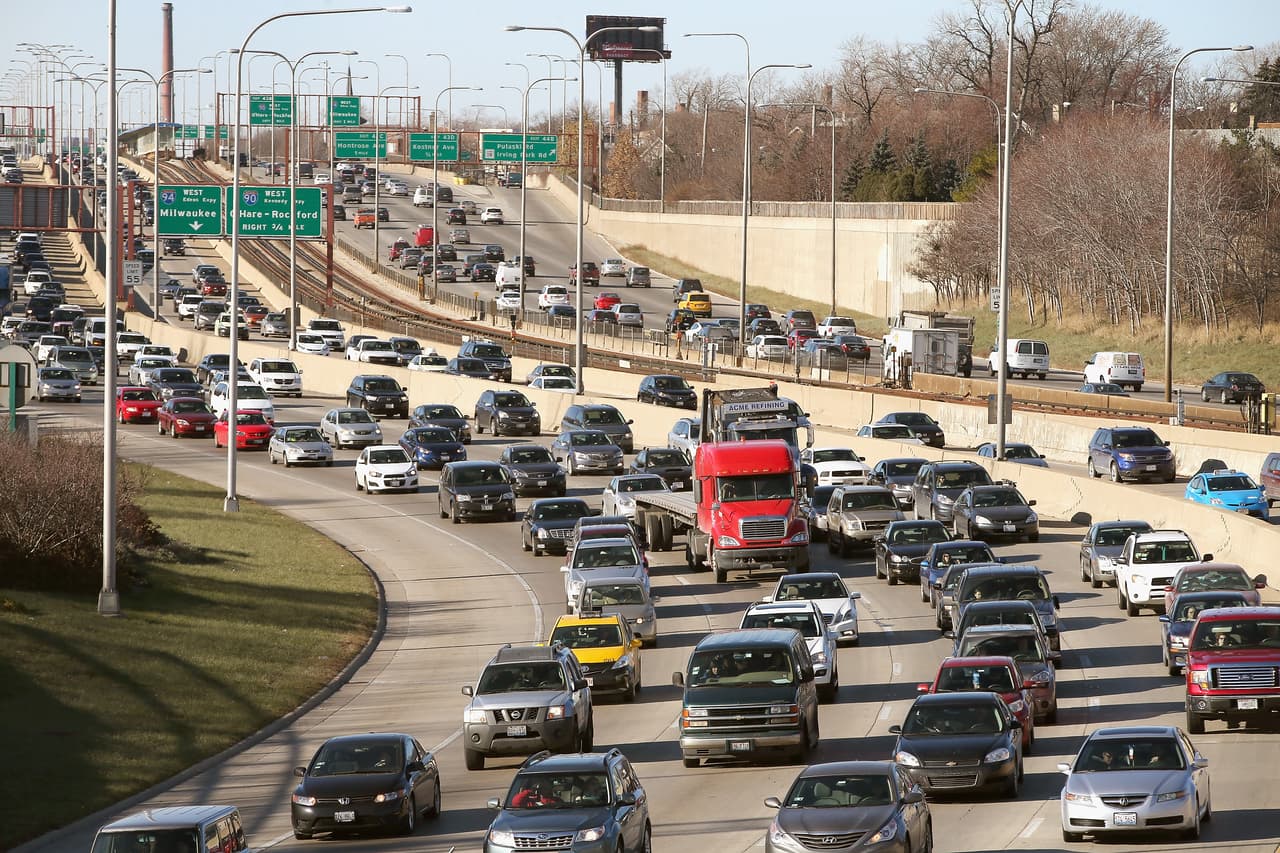 En Illinois se registraron 1,082 accidentes fatales, de los cuales 418 fueron ocasionados por manejar con exceso de velocidad. Según información del Departamento de Transporte de Illinois, 38.1 por ciento de las personas que murieron en accidentes viales, dieron positivo al medir sus niveles de alcohol en la sangre.