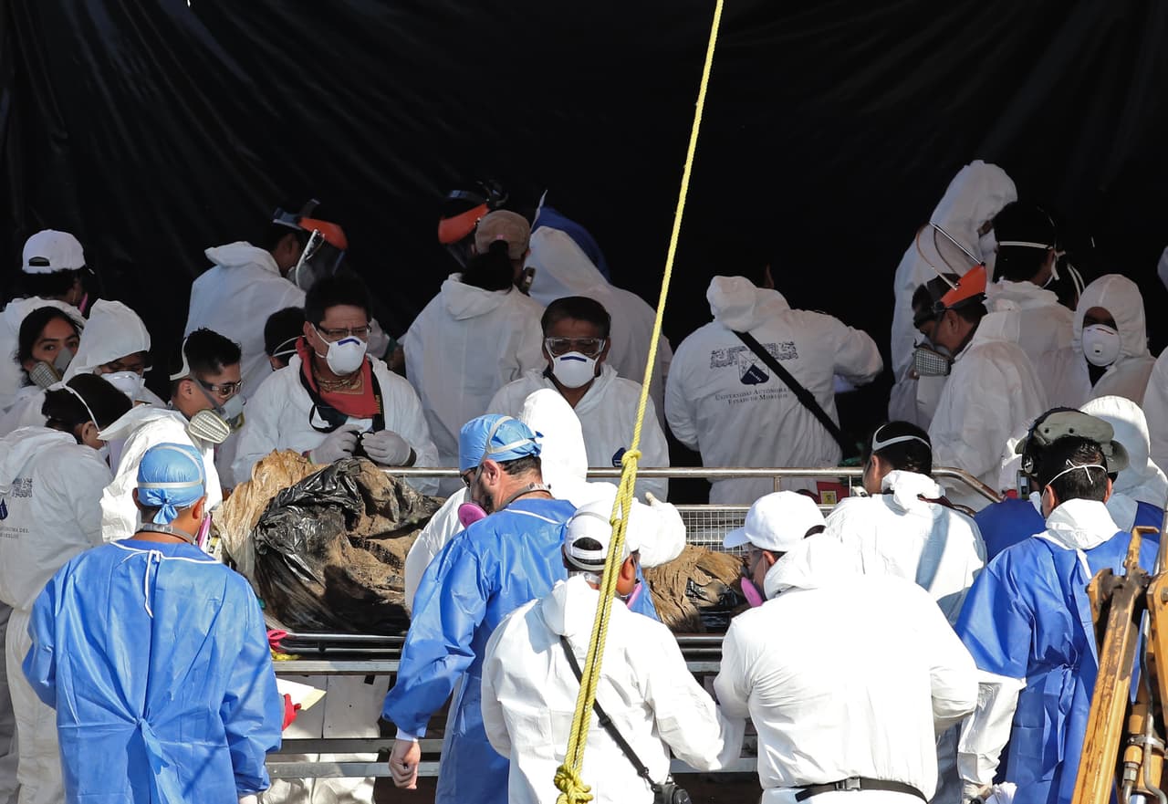 <b>2) MEXICO. 23,000 muertes intencionales reportadas en 2016.</b>
<br>
<b><a href="https://www.iiss.org/en/iiss%20voices/blogsections/iiss-voices-2017-adeb/may-8636/mexico-murder-rate-9f41" target="_blank">El informe de IISS reporta</a></b> ese número de homicidios en 2016 causados por
<b> conflictos</b> entre cárteles y enfrentamientos entre criminales y fuerzas del Estado. 
<b><a href="http://www.univision.com/noticias/america-latina/mexico-es-el-segundo-pais-mas-mortifero-la-polemica-sobre-el-estudio-de-conflictos-armados-en-el-mundo" target="_blank">El gobierno de México rechaza esa cifra</a></b> porque dice que no ha sido publicada por el organismo de gobierno que se encarga de esas mediciones. 
<b>El caso de México es único ya que se trata de una guerra de drogas.</b> Un conflicto armado asimétrico entre el gobierno y carteles de drogas. Estas agrupaciones existen desde hace décadas pero su influencia viene en ascenso desde los 90 cuando los carteles colombianos se desmantelaron.