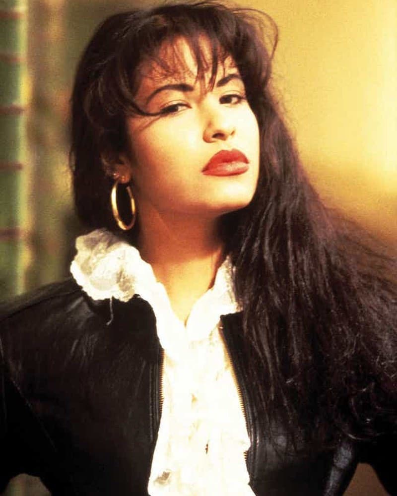 Entonces, la intérprete de 16 años quiso escribirle 
<b><a href="https://www.univision.com/famosos/angela-aguilar-revela-las-3-razones-que-la-inspiraron-a-rendirle-un-homenaje-a-selena-video" target="_blank">una carta a la familia de Selena</a></b> para compartirles el homenaje que le hizo justo en el 25 aniversario de su muerte. Hasta ahora, no le han contestado. 
<br>