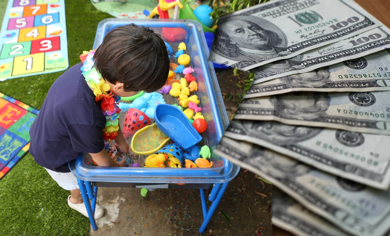 <b>Ayuda para el cuidado de niños</b>
<br>El paquete de estímulo económico además destina más de $400 millones en nuevos fondos federales que "proporcionarán estipendios de $525 por niño inscrito para todos los proveedores de cuidado infantil y preescolar subsidiados por el estado que atienden a aproximadamente 400,000 niños", según el comunicado del gobierno estatal. 
<br>