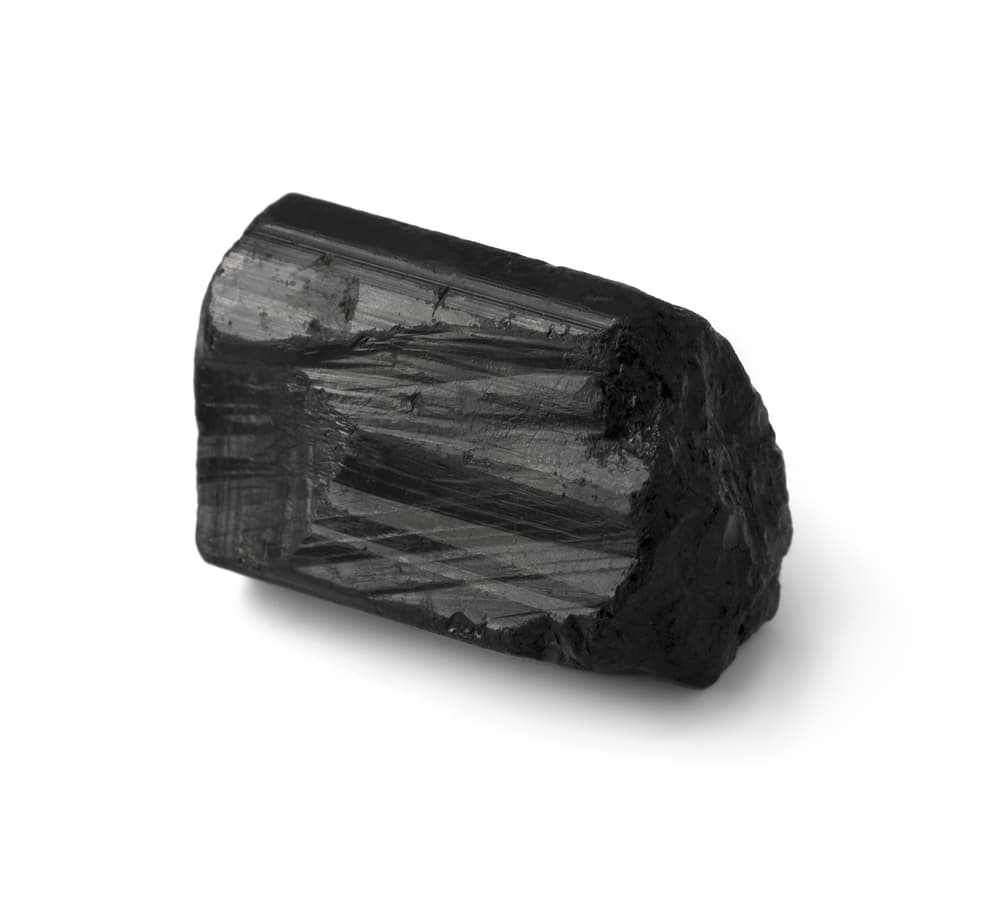 También hay algunos amuletos que te ayudarán contra la envidia. La turmalina es una piedra que tranforma energía negativa, así que es perfecta para ponerla en tu oficina. Antes de llevarla ahí, límpiala con agua y sal y colócala en el Sol un rato. Debes ponerla en tu lugar de trabajo donde la gente pueda verla mas no tocarla. Límpiala cada mes.
