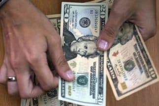 En el caso de las 
<a href="https://www.univision.com/local/chicago-wgbo/no-es-muy-realista-propuesta-de-3-000-por-nino-de-biden-dice-experto-financiero-chicago">familias inmigrantes, el proyecto de ley indica</a> que para recibir el beneficio el niño debe tener un número de seguro social, pero los padres no. Aunque aún es muy pronto para decir con certeza si las familias de inmigrantes indocumentados sí serían elegibles.