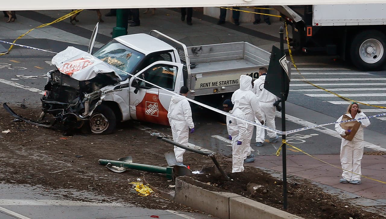 Dos fuentes de seguridad dijeron al diario 
<i>The New York Times </i>que cerca de la camioneta con la que arrolló a los transeúntes los investigadores hallaron dos notas escritas a mano y en árabe que indican su lealtad al grupo Estado Islámico, también conocido como ISIS.