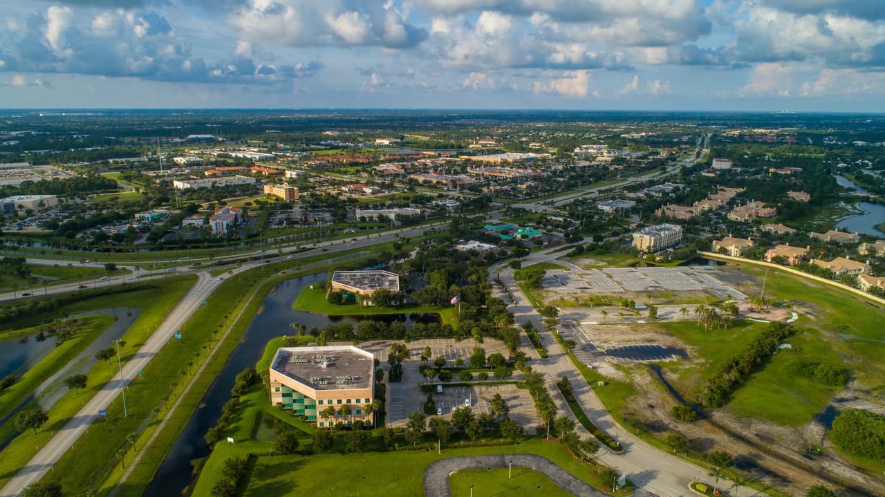<h3 class="cms-H3-H3">10. Port St. Lucie, Florida</h3>
<br>
<br>🏢 
<b>Proyección de cambio de población: </b>+80.1%
<br>
<br>🏢 
<b>Población total, 2020: </b>511,255
<br>
<br>🏢 
<b>Población proyectada para 2060:</b> 920,602
<br>
