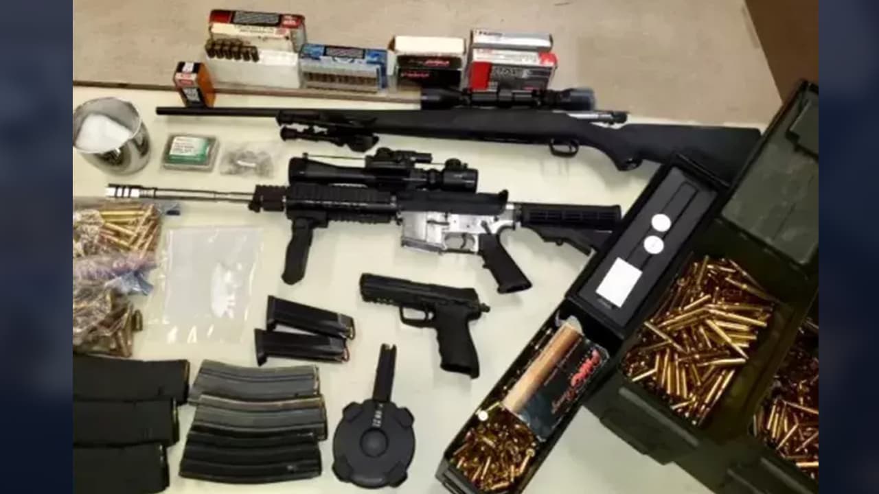 Operativo en casa del condado de Kern deja dos arrestos y el decomiso de armas y drogas 