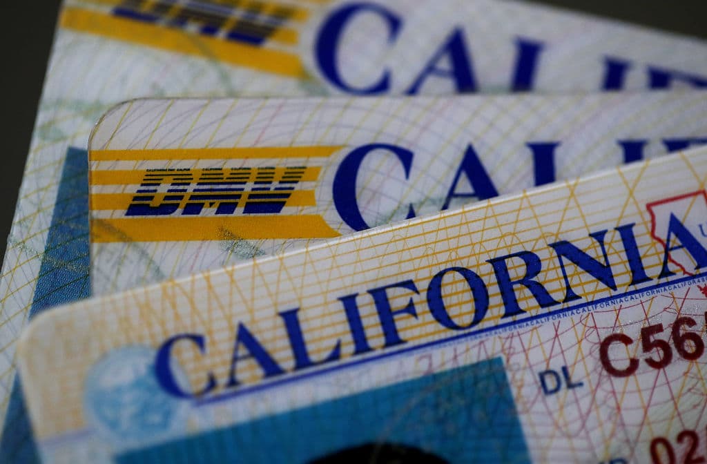 <b>Identificación.</b> Es primordial ubicar los documentos necesarios, como un certificado de nacimiento, la tarjeta de seguro social, para sacar una identificación del estado en las oficinas locales del DMV (Departamento de Vehículos Motorizados). Esta identificación es clave para solicitar cualquier servicio o beneficio, alquilar una vivienda o empleo. Hay opciones de identificación para personas indocumentadas. Existen ONG que ayudan a las personas el proceso de obtención y pago de los documentos. 
<a href="https://www.univision.com/noticias/especiales/para-los-hispanos-es-mas-duro-el-primer-ano-al-salir-de-prision-algunos-datos-para-entender-como-es-esta-segunda-oportunidad">Para los hispanos se hace especialmente cuesta arriba el primer año. </a>
<br>