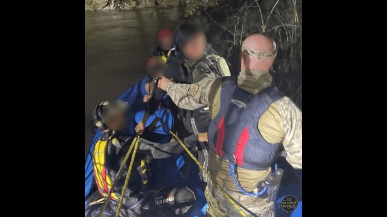 Patrulla fronteriza y bomberos rescatan a 140 migrantes que habían quedado varados en un islote en el Río Bravo

