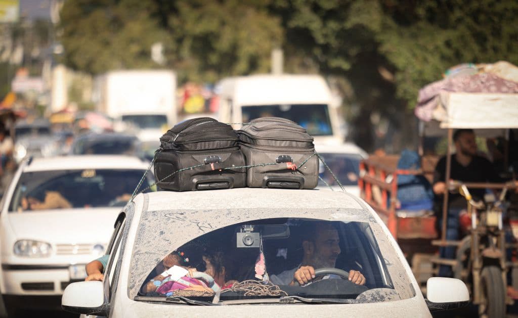 “Civiles de la ciudad de Gaza, evacuen hacia el sur por su propia seguridad y la de sus familias y aléjense de los terroristas de Hamas, que los están utilizando como escudos humanos”, ordenaron las Fuerzas de Defensa de Israel (FDI) en panfletos arrojados desde aviones sobre el área de evacuación.