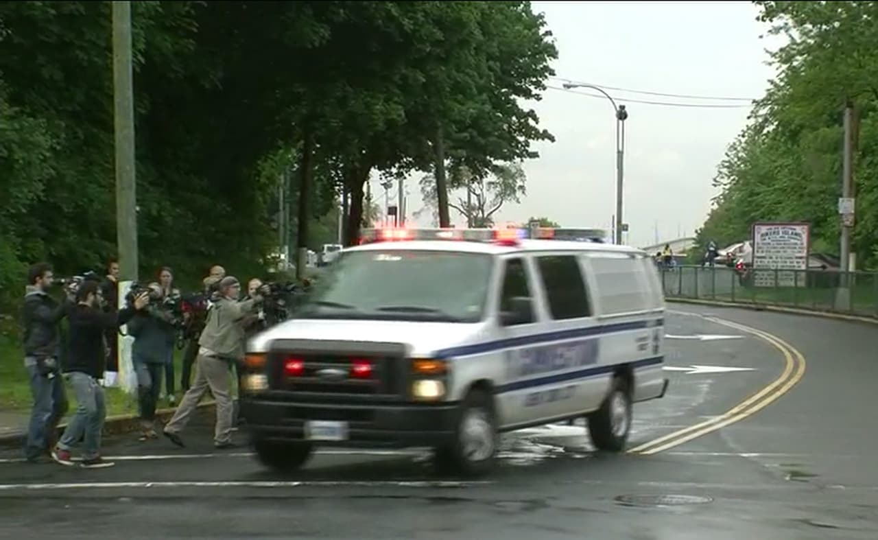 Interno de Rikers Island apuñala en 15 ocasiones a guardia carcelario