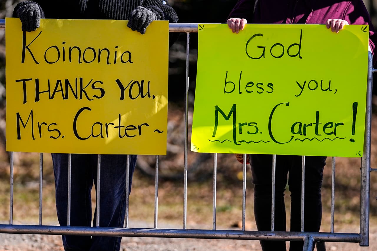 La gente observa la caravana mientras se dirige a la Iglesia Bautista Maranatha, donde se llevará a cabo el funeral de la ex primera dama Rosalynn Carter, el miércoles.