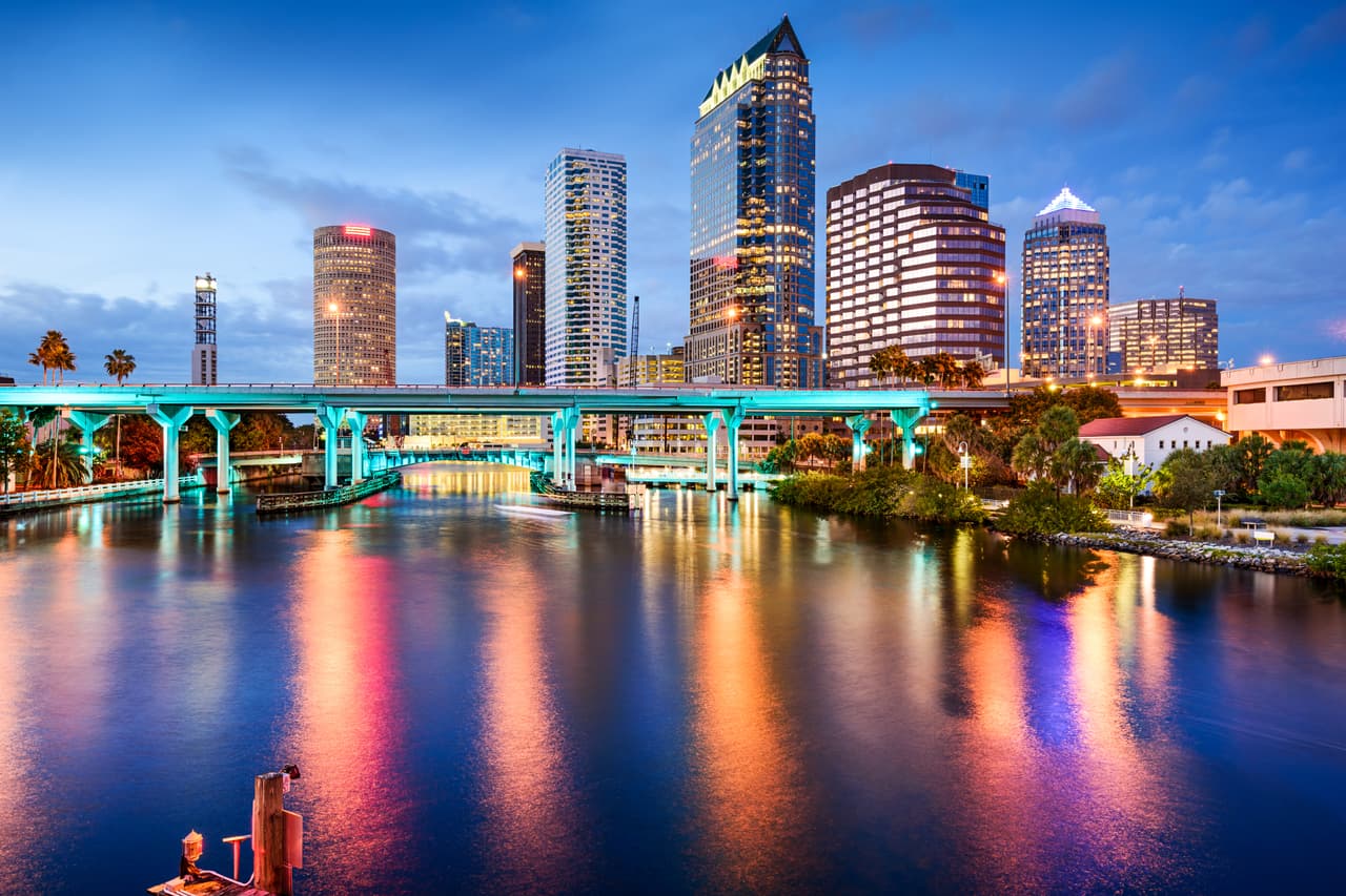 <h3 class="cms-H3-H3">23. Tampa-St Petersburg-Clearwater, Florida</h3>
<br>
<br>➡️ 
<b>Precio promedio, mayo 2022: </b>$437,000
<br>
<br>➡️ 
<b>Aumento en el precio promedio, de mayo de 2021 a mayo de 2022:</b> +30.6%
<br>
<br>➡️ 
<b>Promedio de días que dura una casa en el mercado:</b> 27
<br>