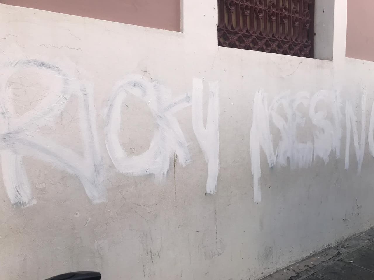 Este martes las protestas marcharon con más tranquilidad, a diferencia de este lunes, cuando se dieron violentos enfrentamientos con fuerzas de la policía.