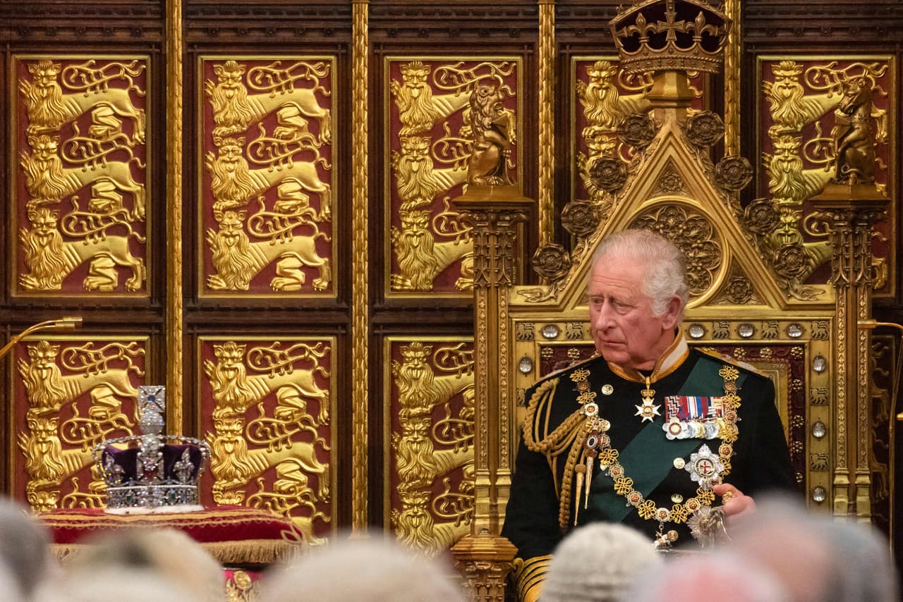 <b><a href="https://www.univision.com/noticias/mundo/fotos-carlos-iii-proclamado-nuevo-rey-reino-unido-muerte-de-la-reina-isabel-ii-fotos">Carlos III proclamado nuevo rey en ceremonia televisada</a></b> 
<br>
<br>Tras la muerte de la reina Isabel II, su hijo mayor Carlos III fue proclamado nuevo rey oficialmente el 10 de septiembre, durante una ceremonia nunca antes vista públicamente en la historia de Reino Unido. Millones de personas vieron por televisión cómo el monarca firmaba su juramento. “Mi madre dio un ejemplo de amor eterno y de servicio desinteresado. Su reinado fue inigualable en cuanto a su duración, dedicación y devoción", dijo Carlos III en un breve mensaje. 
<br>