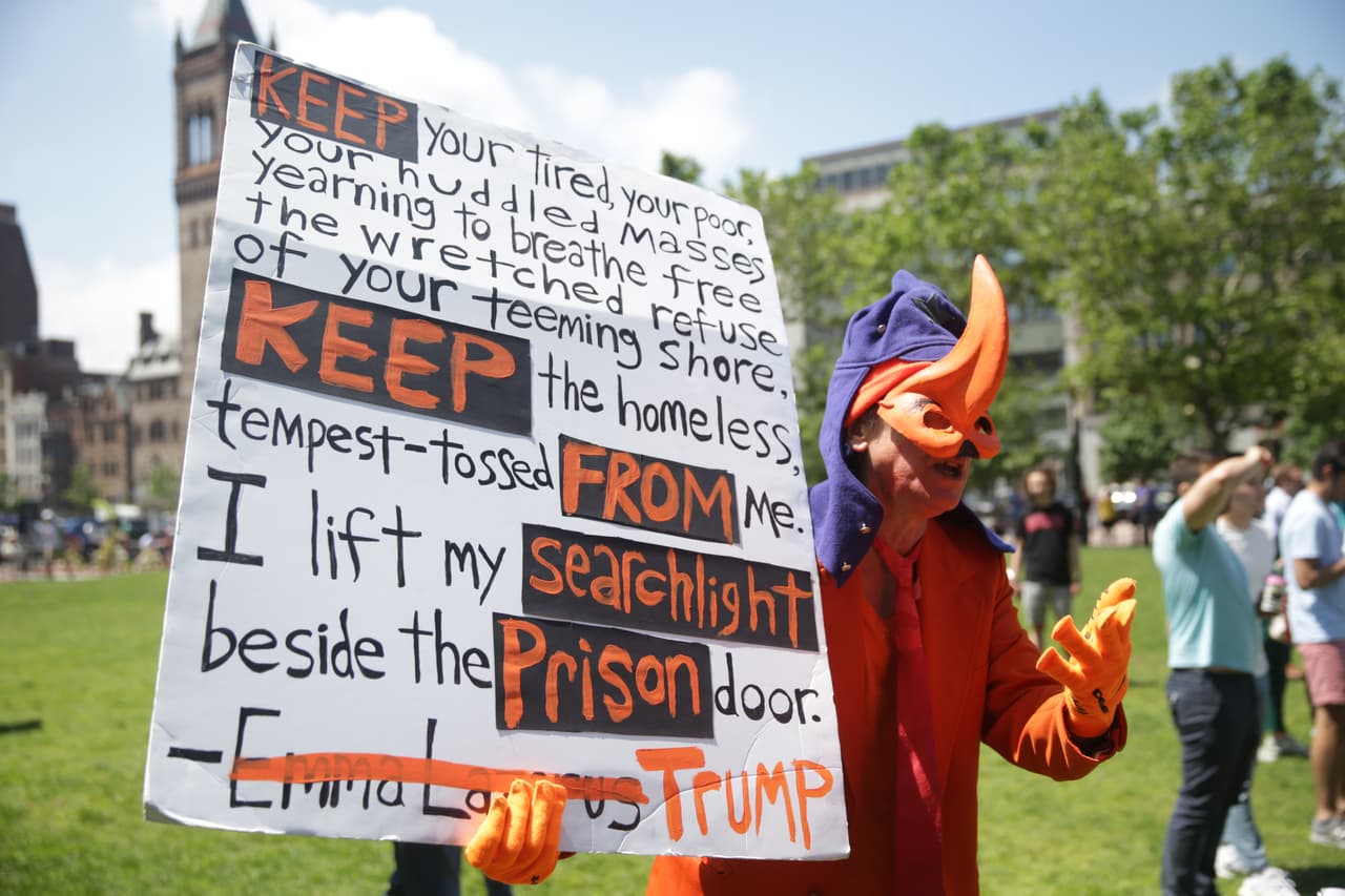 Las críticas a la política migratoria de Trump han aumentado en los últimos días por las denuncias de hacinamiento e insalubridad en los centros de detención de niños migrantes. La imagen de 
<a href="https://www.univision.com/noticias/inmigracion/la-desgarradora-foto-de-un-padre-y-su-hija-ahogados-que-exhibe-con-crudeza-la-crisis-migratoria">un padre salvadoreño y su hija ahogados en el río Bravo</a>, cerca de Matamoros, Tamaulipas, también avivó la discusión sobre los obstáculos que enfrentan las personas que buscan asilo en EEUU, tras huir de la violencia en sus países.