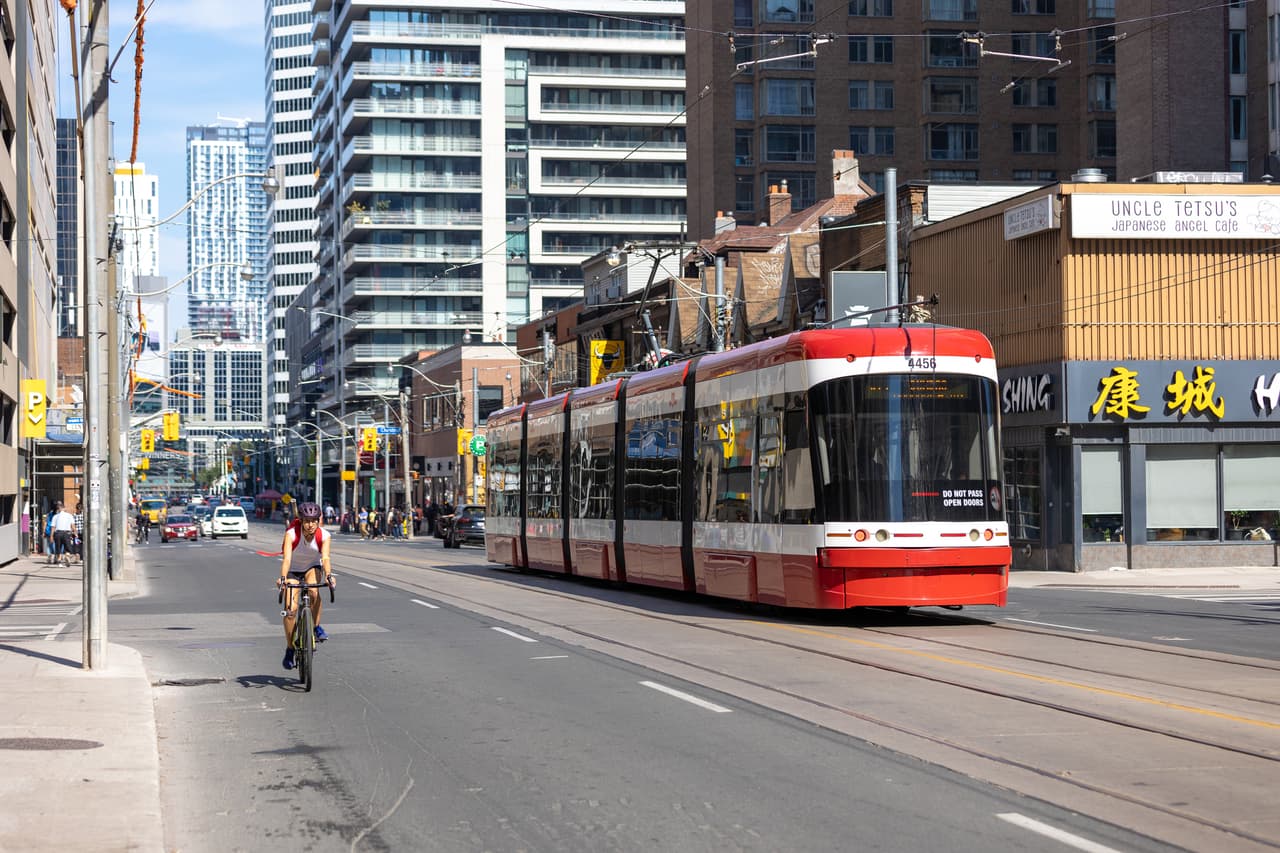 <h3 class="cms-H3-H3">12. Dundas West, Toronto, Canadá</h3>
<br>
<br>Esta parte de la "ciudad de los barrios" de Canadá es un paraíso para el consumidor de cultura con boutiques de galerías de arte, bares acogedores, discotecas discretas y suficientes cafeterías acogedoras para mantenerte animado. Caracterizado por su gran población de inmigrantes portugueses y brasileños, el barrio sigue siendo un punto de acceso cultural donde se pueden frecuentar excelentes delicatessen y panaderías con la misma facilidad que los restaurantes internacionales de lujo.
<br>