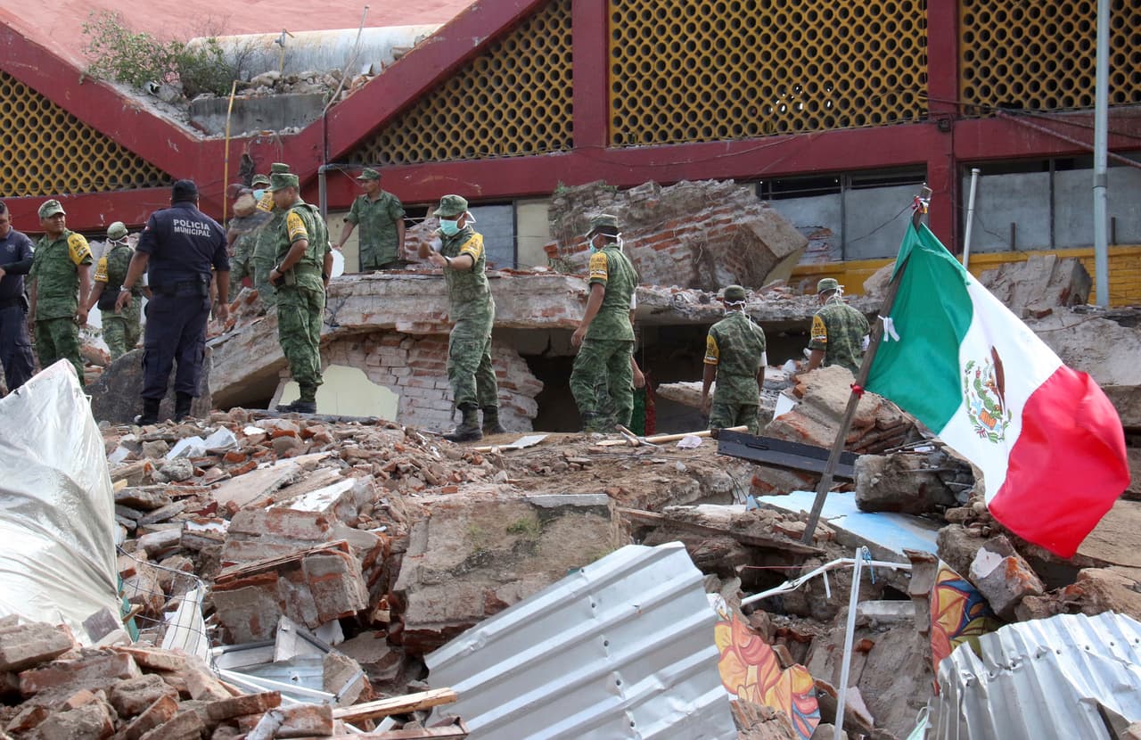 Soldados mexicanos realizan labores de rescate en una construcción derrumbada.