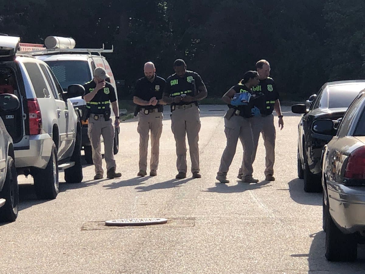 Un hombre murió baleado este lunes luego luego de que oficiales respondieran a un llamado sobre un disturbio doméstico en Porterdale, Georgia. En la vivienda los agentes también encontraron a una mujer muerta a balazos.