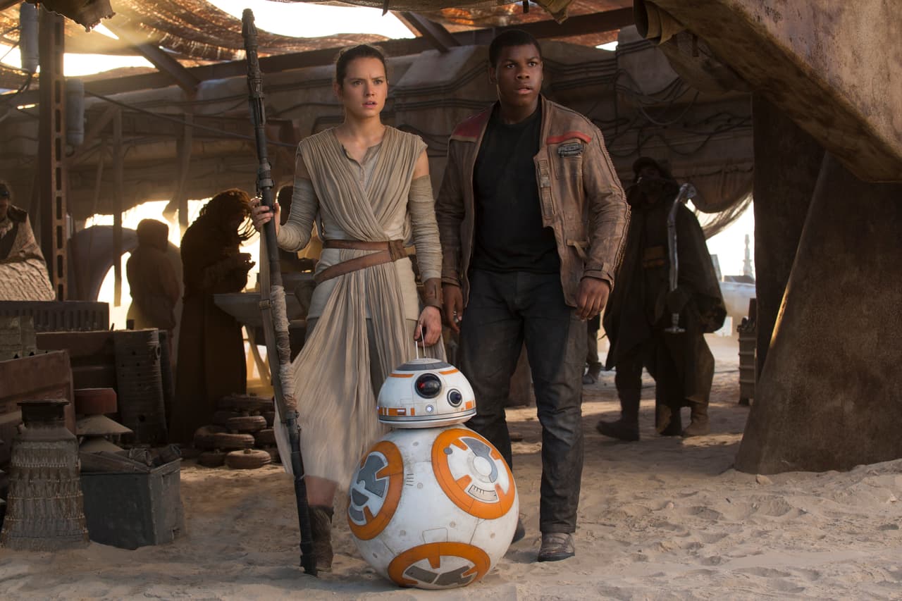 Para el papel de 
<b>Rey</b>, una recolectora de chatarra que descubre su habilidad de usar la 'Fuerza', fue escogida
<b> </b>Daisy Ridley.