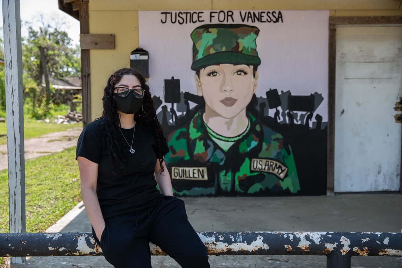 Samantha Valdez se encuentra frente al mural que pintó en la casa de su vecino en Canal St en Houston Texas.