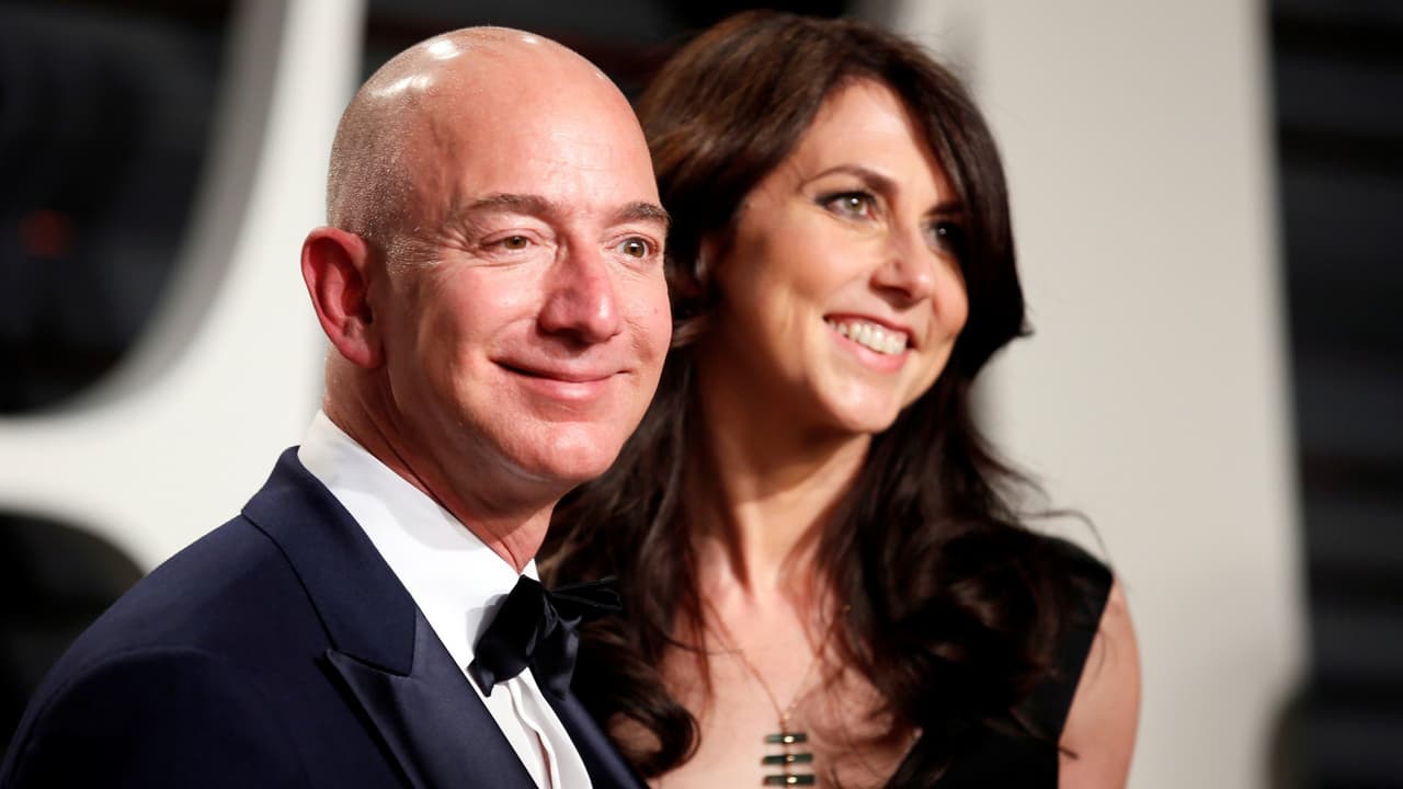 Gracias a la repartición de bienes MacKenzie se convirtió en la mujer más rica del mundo en 2020, según Forbes. Pese a que sólo tuvo ese título por unos días porque repartió su fortuna a diversas ONG (Organizaciones No Gubernamentales) con el objetivo de hacer el bien social. 
<b>Dale play al video</b> para saber cuánto dinero ganó de su divorcio.