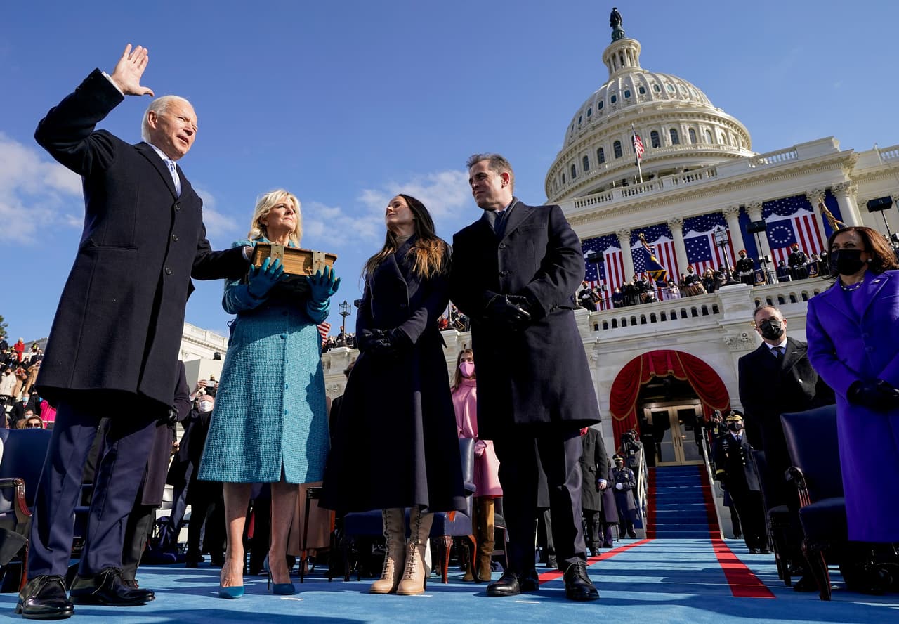<b>Una toma de posesión sin público y bajo vigilancia militar.</b>
<br>
<br>La juramentación de Biden el 20 de enero rompió la tradición estadounidense que hacía de este evento una celebración masiva en las calles de Washington DC. 
<br>
<br>Luego del asalto al Congreso y por precauciones por la propagación del covid-19, el acontecimiento estuvo protegido por fuerzas civiles y militares, con unos pocos invitados y nada de público.
<br>
<br>
<a href="https://www.univision.com/noticias/politica/los-momentos-inolvidables-de-la-ceremonia-inaugural-de-joe-biden-y-kamala-harris-fotos"><u>Vea aquí las fotos de los momentos que marcaron el cambio de mando Estados Unidos en 2021</u></a>
<br>