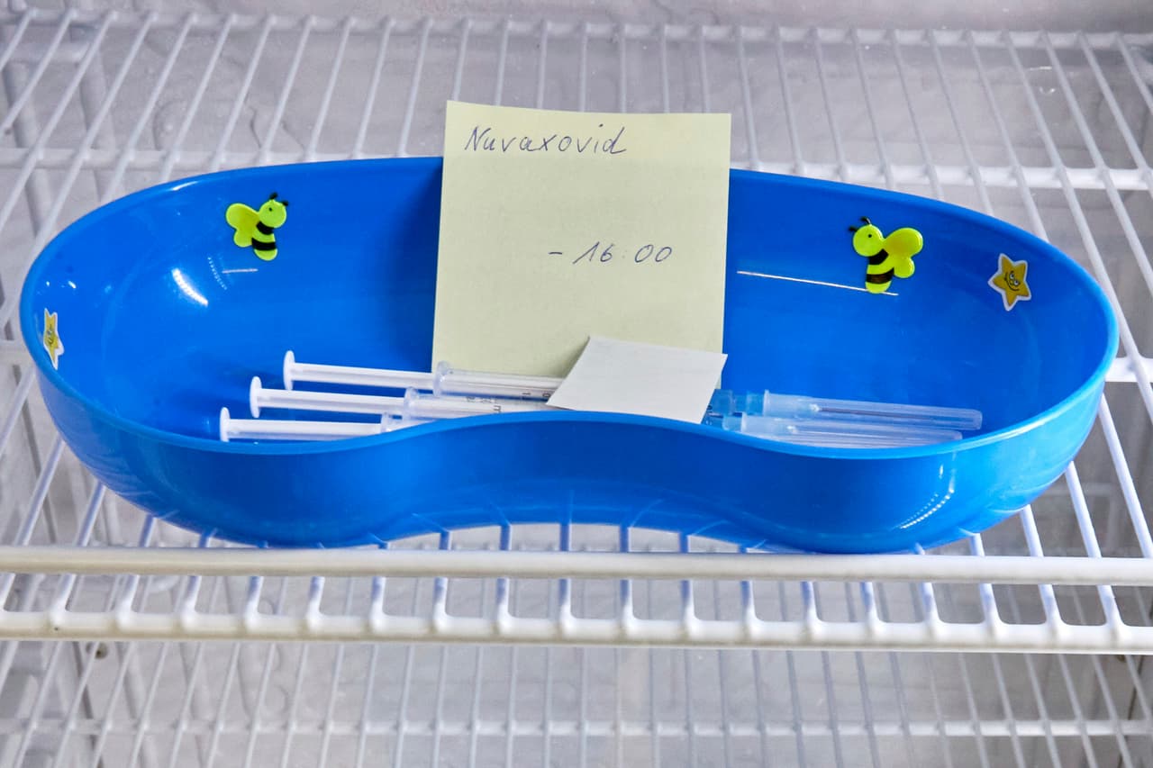 Un recipiente con jeringas que contienen la vacuna contra COVID-19 de Novavax en un refrigerador de Prisdorf, Alemania, el sábado 26 de febrero de 2022.