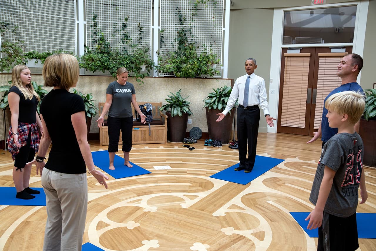 <b>26 de agosto</b>. En una visita a los miembros del servicio que reciben terapia en el Reed National Military Medical Center, el primer contramaestre David Hall preguntó al presidente si se uniría a su familia en una sesión de terapia de yoga. El primer contramaestre Hall fue herido mientras era movilizado de Irak a Afganistán, donde sufrió multitraumatismo craneoecefálico.