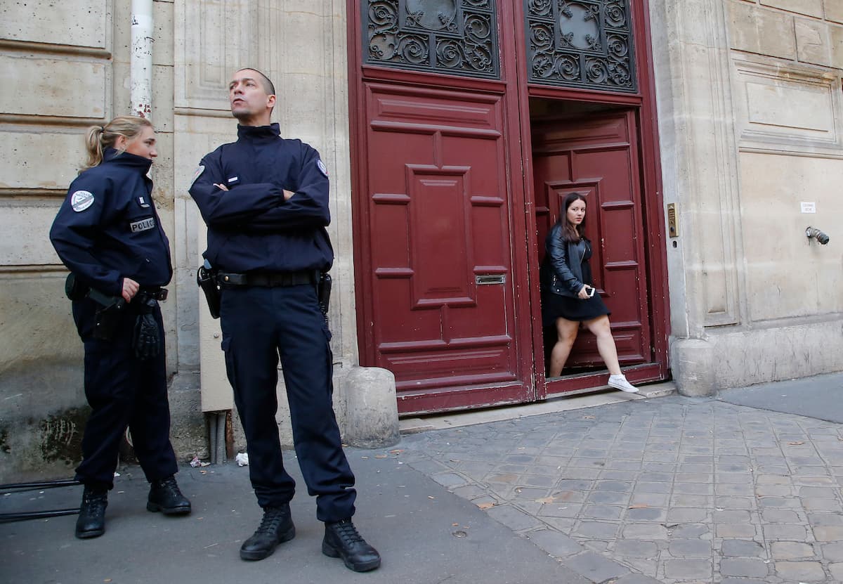 Policía francesa en el hotel donde fue robada Kim Kardashian