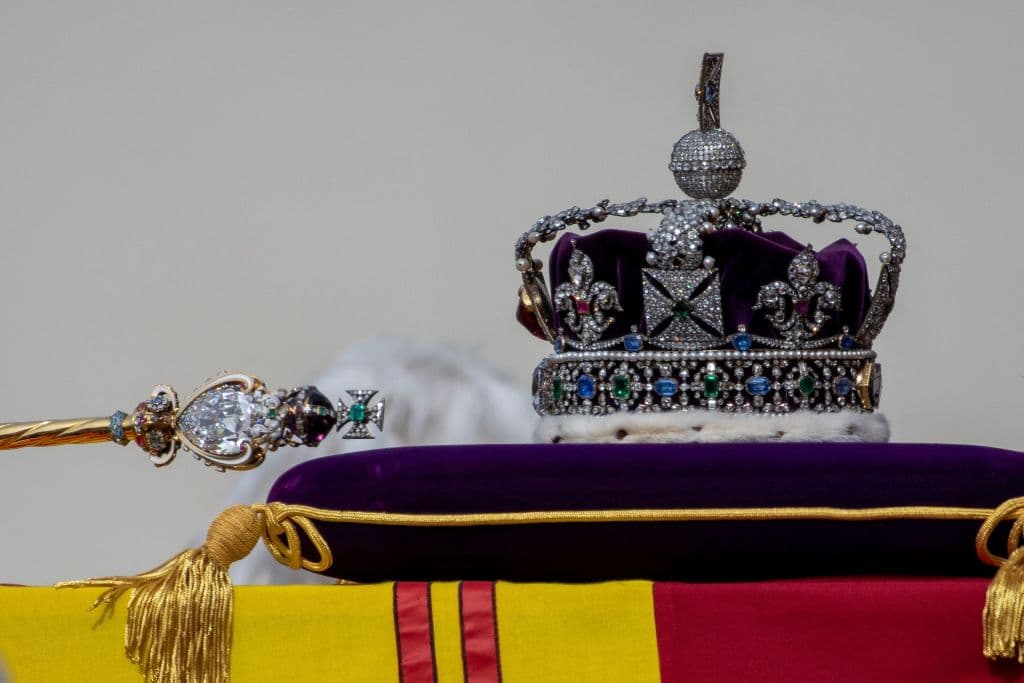 <h3 class="cms-H3-H3">La mayor joya de la corona sobre el féretro de la reina Isabel II</h3>
<br>
<br>La 
<b><a href="https://www.univision.com/noticias/mundo/historia-corona-sobre-feretro-de-la-reina-isabel-ii">corona reposó durante el funeral de Estado sobre el ataúd de la reina Isabel</a></b>. Con ella fue coronada la monarca en 1953 y es la pieza más importante de las joyas reales. Entre sus numerosas gemas destaca, en la parte delantera, 
<b>un gigantesco diamante de 317 kilates</b>. En la parte de atrás de la corona se encuentra el ‘zafiro de Estuardo’. Tras la ceremonia final en Windsor, fue retirada del féretro. 
<br>
<br>Está montada sobre un marco en oro, en terciopelo púrpura. Pesa 2.3 libras (1.06 kg) y lleva casi 3,000 piedras, 
<b>incluidos 2,868 diamantes, 273 perlas, 17 zafiros, 11 esmeraldas y cinco rubíes.</b> La corona, que inicialmente fue fabricada en 1937, retoma el modelo de la que llevaba la reina Victoria. Se la llama "corona imperial de Estado", nombre que se remonta al siglo XV. 
<br>