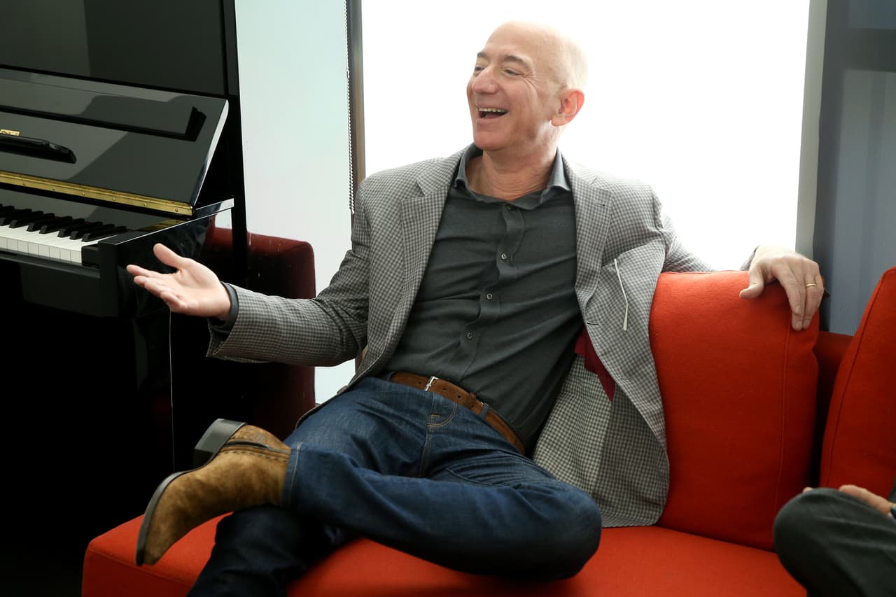 <b>Jeff Bezos</b>, fundador y CEO de Amazon. Con el 
<a href="https://www.univision.com/noticias/dinero/jeff-bezos-es-mas-rico-que-nunca-la-primera-persona-en-la-historia-en-tener-mas-de-200-000-millones">alza en las acciones de su compañía esta semana</a>, desde la tarde del miércoles 27 de agosto tiene una riqueza de 204,600 millones de dólares. Impulsadas por el cambio en los hábitos de consumo que resultó de la propagación del 
<b><a href="https://www.univision.com/temas/coronavirus">covid-19</a></b> las acciones de Amazon han subido casi un 80% desde enero. El patrimonio neto de Bezos, que era de aproximadamente 115,000 millones de dólares, casi se duplicó en lo que va de 2020.