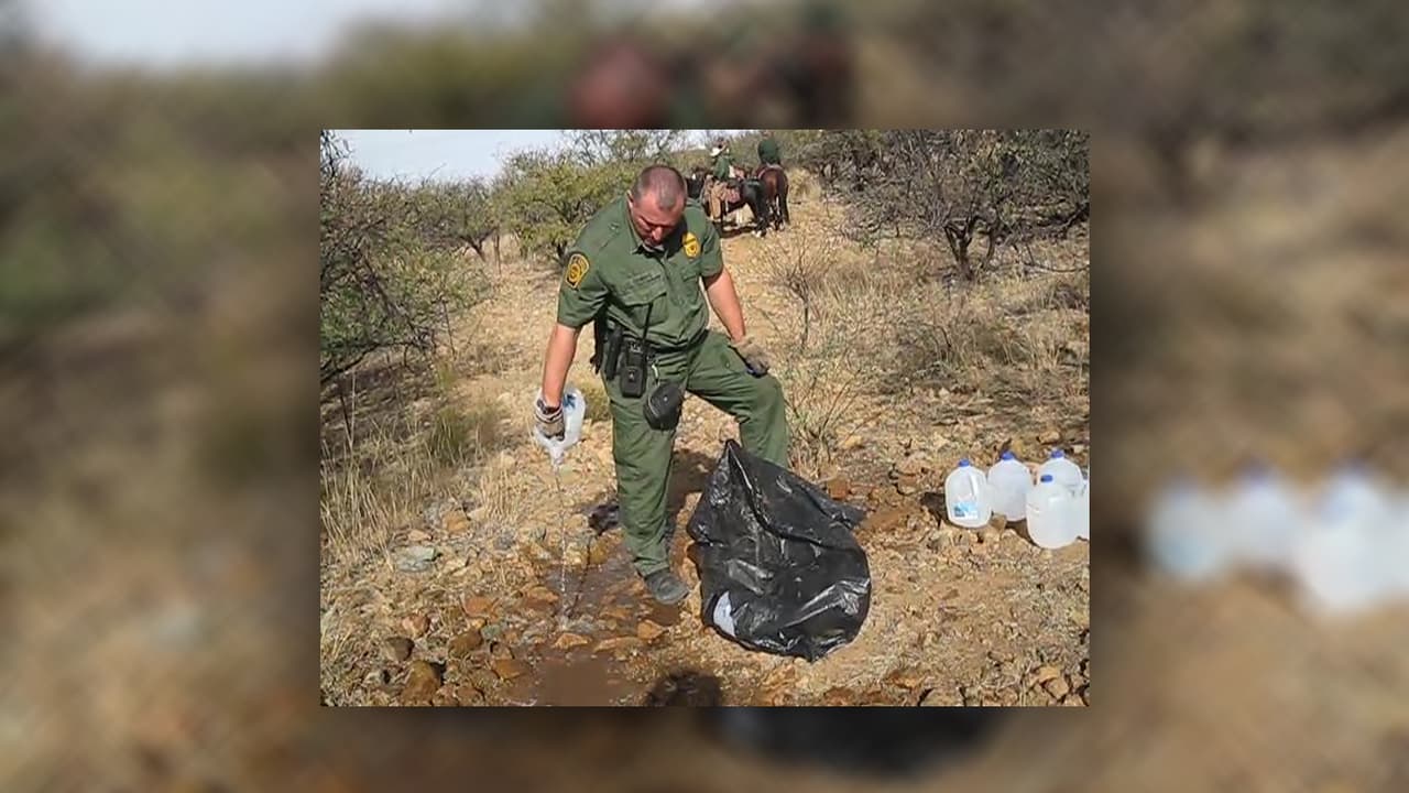 Patrulla Fronteriza destruye las botellas de agua que activistas dejan a los inmigrantes en el desierto, según informe