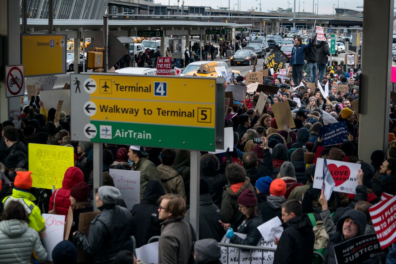 Las protestas se organizaron tras conocerse que dos refugiados iraquíes habían sido detenidos al intentar entrar a Estados Unidos. Los países afectados por el mandato presidencial son Irak, Irán, Siria, Sudán, Yemen, Libia y Somalia.