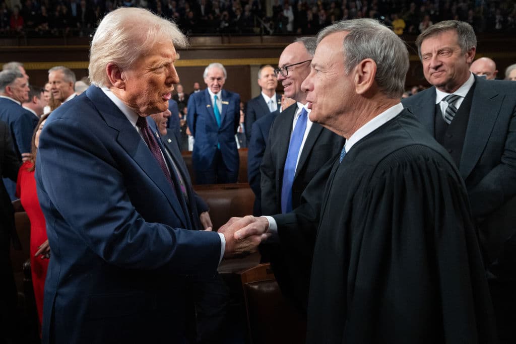 Presidente de la Corte Suprema rechaza llamado de Trump a destituir al juez que bloqueó deportaciones a El Salvador 