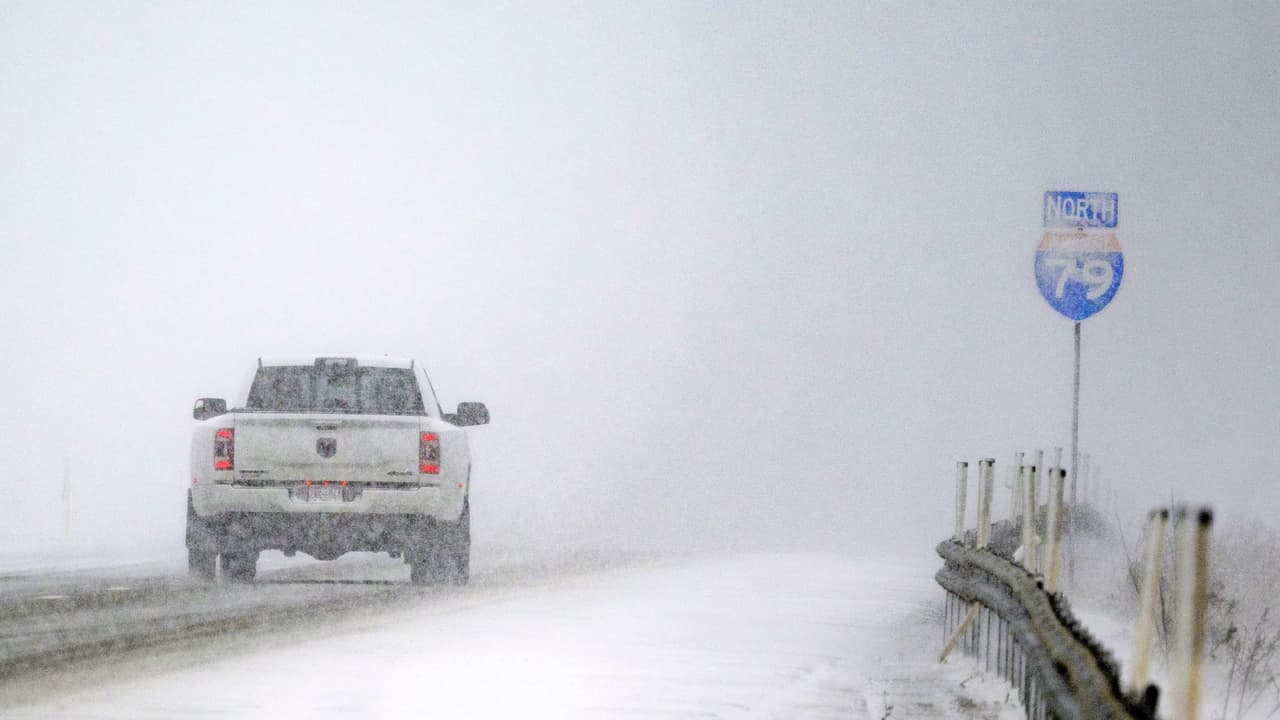 Los remanentes de una tormenta invernal en el noreste de Estados Unidos dejaron cerca de 2 pulgadas (5 centímetros) de nieve, en promedio, sobre la ciudad de Nueva York.