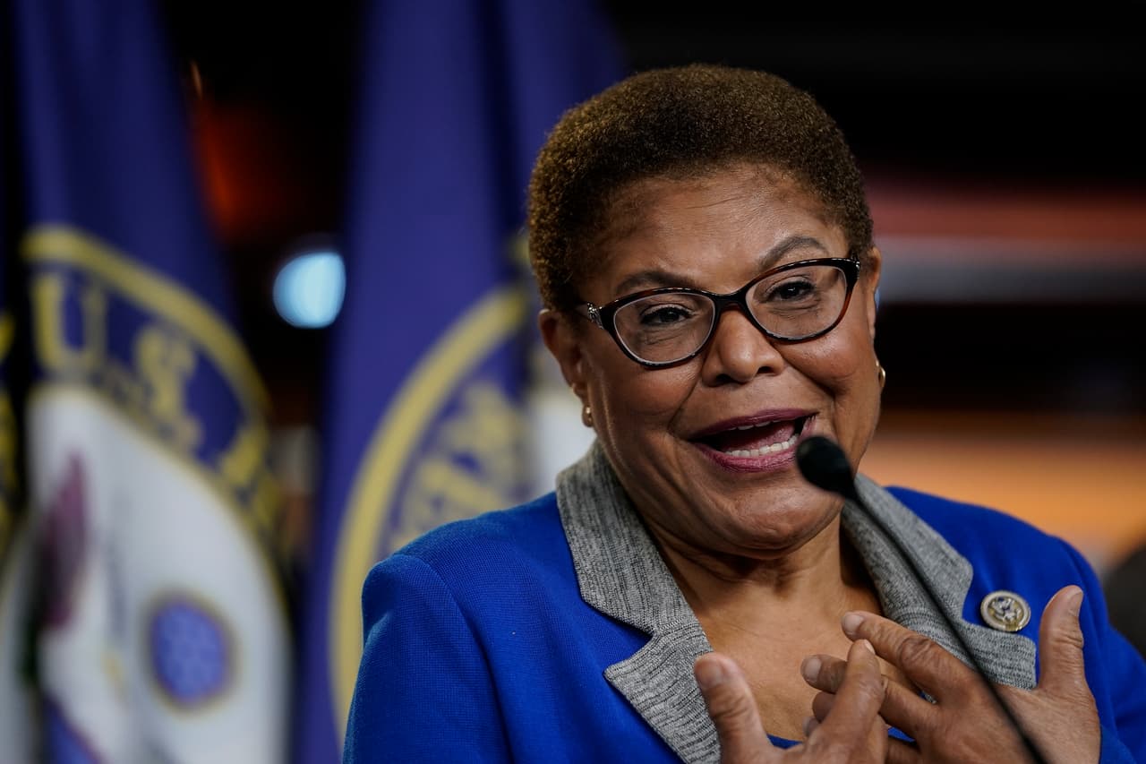 Otra opción para reemplazar a
<b> Kamala Harris</b> es la congresista demócrata 
<b>Karen Bass</b>, quien representa al 37 ° Distrito, que abarca Los Ángeles. Lidera el Caucus Negro y tiene décadas de experiencia en organización comunitaria, además de que tiene talento para el trabajo bipartidista.