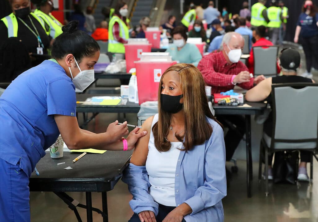 La orden en el condado de Los Ángeles requiere mostrar al menos una prueba de vacunación parcial contra el coronavirus desde el 7 de octubre, sin embargo, se debe demostrar que ha sido vacunado completamente a partir del 4 de noviembre.