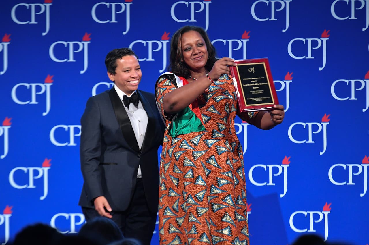 <b>La sudanesa Amal Khalifa Idris Habbani,</b> periodista independiente y colaboradora de la agencia Al-Taghyeer, recibió su galardón de Lydia Polgreen, editora en jefe de 
<i>HuffPost</i>. Habanni ha sido hostigada y detenida por las autoridades de Sudán por su cobertura de protestas e irregularidades oficiales.